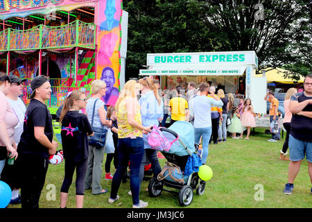 Tibshelf, Derbyshire, Regno Unito. Luglio 22, 2017. Una lunga coda per cibo caldo al Burger Express sul villaggio annuale carnevale a Tibshelf nel Derbyshire. Foto Stock