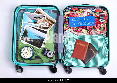 Valigia pronta per la partenza del mare. Aperto tourister bagagli con accessori da spiaggia. Il tempo di andare al mare. Foto Stock