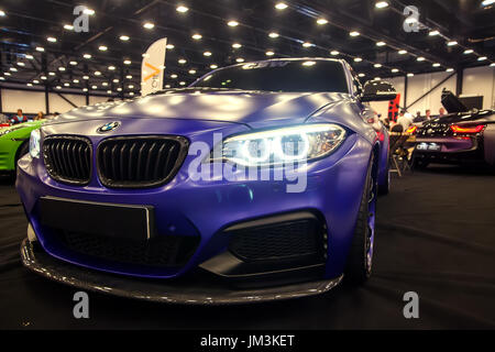 SAINT-Petersburg, Russia - JOULE 23, 2017: vista anteriore della BMW M2 con sport tuning sul Royal Auto Show. Chiusura del cofano per auto e il radiatore con cambia su h Foto Stock