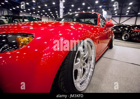 Vista frontale del rosso con auto sport tuning Foto Stock