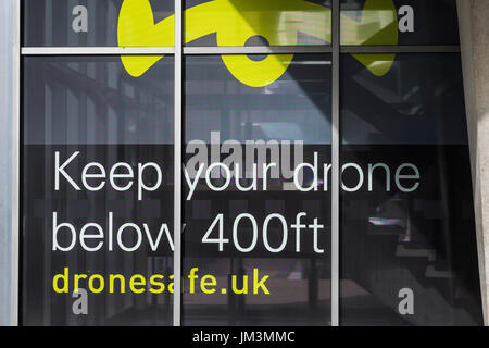 Finestra Dronesafe display all'Autorità Aeronautica Civile edificio sulla Kingsway, London, England, Regno Unito Foto Stock