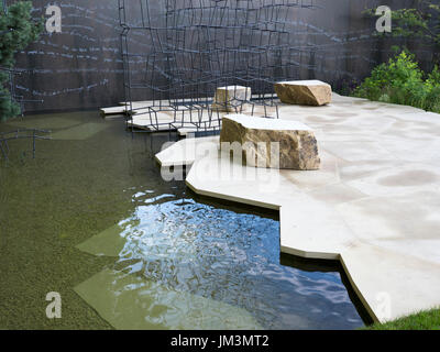 Funzione acqua puzzle e pavimentazione in pietra sul terreno di rottura giardino ideato da Andrew Wilson e Gavin McWilliam Foto Stock