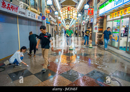 KYOTO, Giappone - Luglio 05, 2017: persone non identificate la pulizia scope con l'esterno o i loro mercati di negozi e servizi, sia tradizionali che moderne Foto Stock