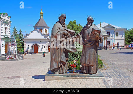 Kiev, Ucraina - 25 Maggio 2013: il monumento dei Santi Cirillo e Metodio nel Kyiv-Pechersk Lavra Foto Stock