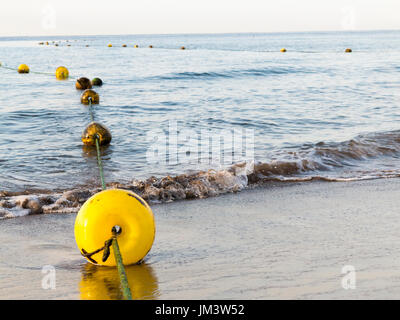 La mattina presto sulle idilliache spiagge di Puerto Del Carmen Lanzarote isole Canarie. Foto Stock