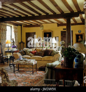 Rustico abitabile camera con soffitto in travi Foto Stock