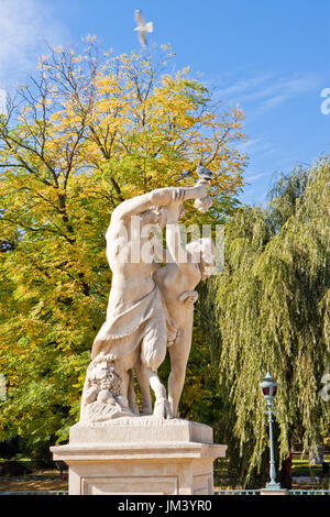 Scultura di ninfa la cattura di uve dal Satiro la mano nel Parco Lazienki (parco delle terme reali), Varsavia Foto Stock