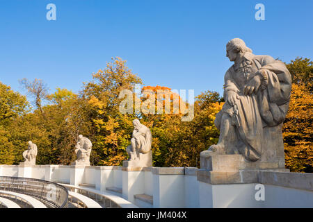 Statue di famosi drammaturghi, anfiteatro nel Parco Lazienki (parco delle terme reali), Varsavia, Polonia Foto Stock
