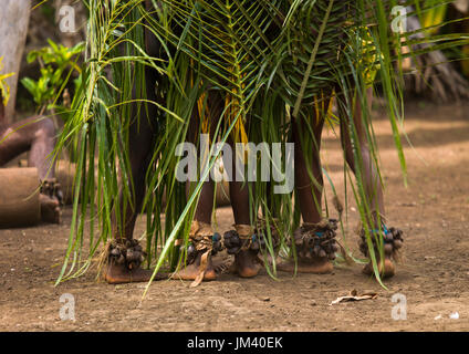 Piccoli bambini Nambas coperto con foglie di palmo ballando nella parte anteriore della fessura tamburi gong durante il palm tree danza, Malekula island, Gortiengser, Vanuatu Foto Stock