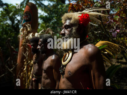 Ritratto di capotribù Etul e i suoi figli di fronte a un gigante del tamburo a fessura, Ambrym island, Fanla, Vanuatu Foto Stock