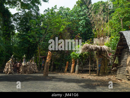 Rom dance maschere e giganti del tamburo a fessura durante una cerimonia, Ambrym island, Fanla, Vanuatu Foto Stock