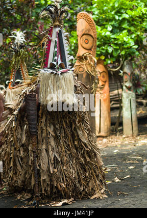 Rom dance maschere e giganti del tamburo a fessura durante una cerimonia, Ambrym island, Fanla, Vanuatu Foto Stock