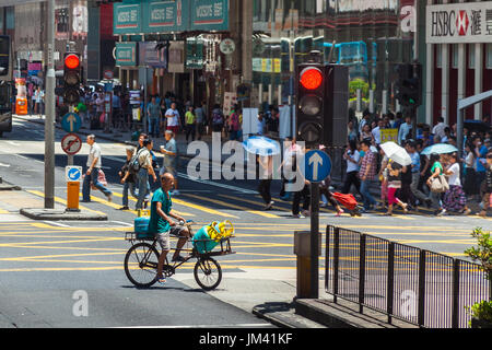 HONG KONG - Luglio 15, 2014: attraversamento pedonale su una tipica strada trafficata nel centro di Hong Kong, Cina. Foto Stock