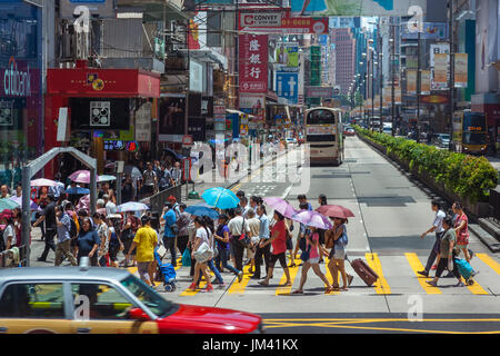 HONG KONG - Luglio 15, 2014: attraversamento pedonale su una tipica strada trafficata nel centro di Hong Kong, Cina. Foto Stock