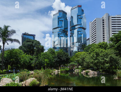 HONG KONG - Luglio 16, 2014: Lippo Center twin tower di grattacieli. Il centro di Lippo è un twin-turrito ufficio complesso situato in Admiralty su Hong Kong Foto Stock