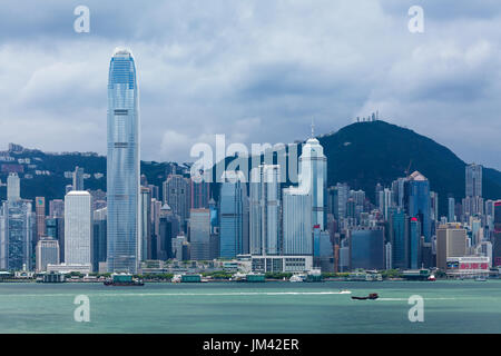HONG KONG - Luglio 17, 2014: Giorno tempo vista della skyline di Hong Kong, Porto Victoria Foto Stock