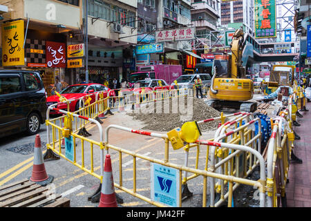 HONG KONG - Luglio 17, 2014: i lavori di costruzione del centro cittadino di strada di Hong Kong, Cina. Foto Stock