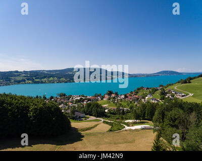 Vista di Attersee è il lago più grande della regione del Salzkammergut in stato austriaco Austria Superiore Foto Stock