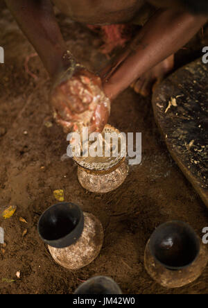 La donna la preparazione e la spremitura di kava a bere ad una tradizionale cerimonia, Sanma Provincia, Espiritu Santo, Vanuatu Foto Stock