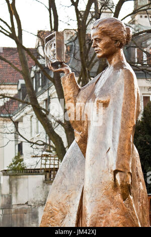 Varsavia, Polonia - 2 Dicembre 2014: scultura di Marie Sklodowska-Curie dallo scultore polacco Bronislaw Krzysztof. Il vincitore del premio Nobel scienziato è ho Foto Stock