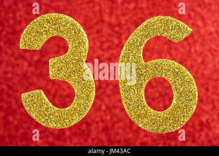 Numero trentasei di colore giallo su uno sfondo rosso. Anniversario. Posizione orizzontale Foto Stock