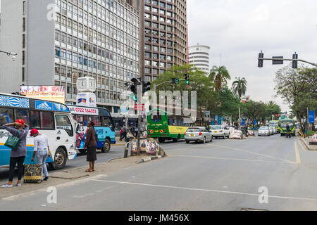 La guida di veicoli attraverso il mercato e Koinange Street Junction, Nairobi, Kenia Foto Stock