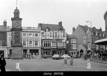 La torre dell orologio crown hotel e il mulino a vento di rugby pub Inghilterra Regno Unito negli anni settanta Foto Stock