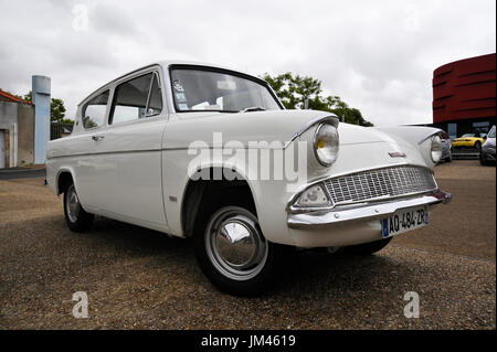 Ford Anglia 105E presso la storica grand prix Bressuire Franceclassic Ford Foto Stock