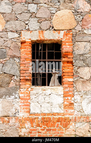 Antico in pietra e pareti in mattoni con finestra Foto Stock