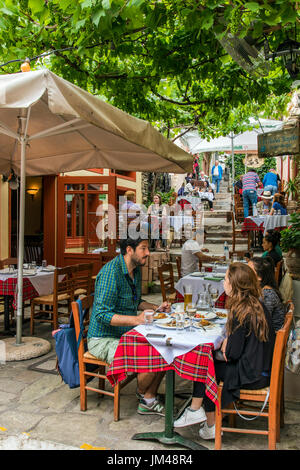 Outdoor Cafe nel pittoresco quartiere di Anafiotika, Atene, Attica, Grecia Foto Stock