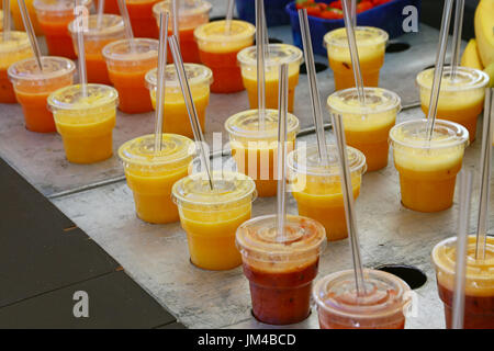 Un assortimento di frutta e ortaggi Succhi di frutta appena spremuti e frullati al mercato retail display di stallo, ad alto angolo di visione Foto Stock