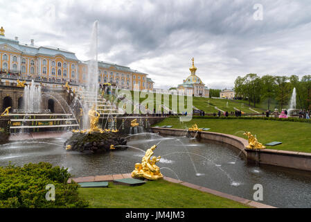 Peterhof, Russia - Giugno 03.2017 la grande fontana a cascata Foto Stock