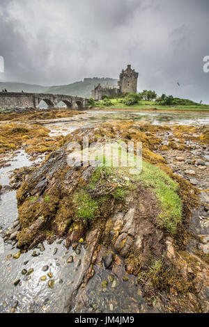 Vista pittoresca di Eilean Donan Castle che si trova nei pressi del villaggio di Dornie sul Loch Duich nelle Highlands Occidentali. Foto Stock