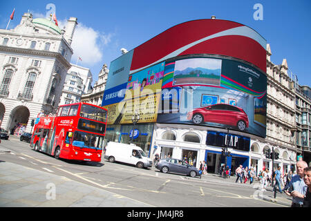 LONDON, Regno Unito - Agosto 12, 2016. sito vedendo il bus passa ampio schermo in piccadilly circus Foto Stock