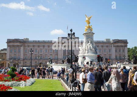 LONDON, Regno Unito - Agosto 12, 2016. Un sacco di turisti attorno a Palazzo di Buckingham Foto Stock