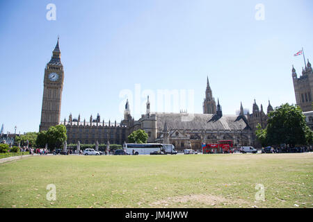 LONDON, Regno Unito - Agosto 12, 2016. Occupato westminster con il Big Ben Foto Stock