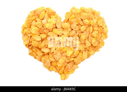 Fiocchi di mais cereali per la colazione in una forma di cuore, isolato su sfondo bianco Foto Stock