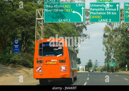 Un bus di guida su strada Waiyaki verso il centro della città di Nairobi, Kenya Foto Stock