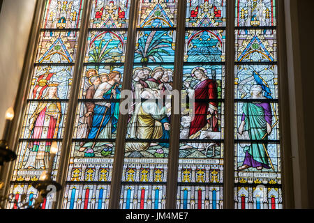 BRUGES, Belgio - 26 Maggio 2017: Il Nuovo Testamento scene su vetro di finestra in San Salvator's Cathedral (Salvatorskerk) con vetro colorato artista Samuel Couc Foto Stock