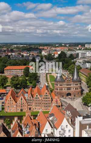 Osservazione degli uccelli sulla Holsten Gate e magazzini del sale, città anseatica di Lubecca, patrimonio mondiale dell UNESCO, Mar Baltico, Schleswig-Holstein, Germania, Europa Foto Stock