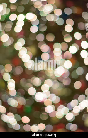 Texture astratta di colorate luci di Natale sfondo sfuma nel telaio verticale Foto Stock