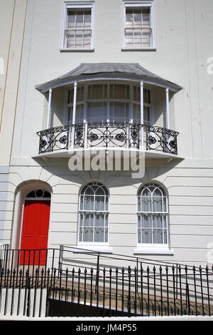 HASTINGS, Regno Unito - Luglio 23, 2017: una casa Georgiana e facciata in città nuova con la cancellata in ferro battuto balcone Foto Stock