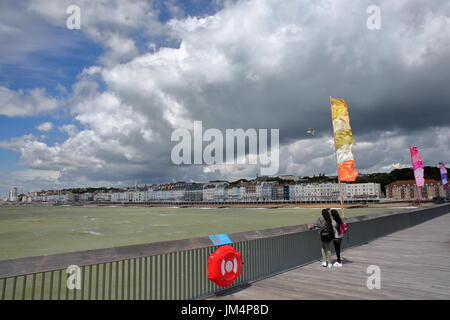 HASTINGS, Regno Unito - Luglio 23, 2017: vista del mare dal molo (ricostruita e aperta al pubblico nel 2016) con un bel cielo nuvoloso Foto Stock