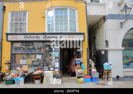 HASTINGS, Regno Unito - Luglio 23, 2017: colorati negozi di High Street, Hastings Old Town Foto Stock