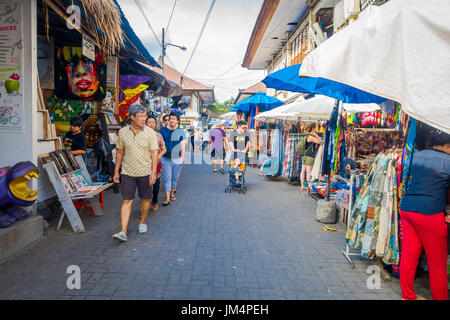 BALI, Indonesia - 16 Marzo 2016: Unidentified gente camminare nel mercato commerciale e le attività commerciali del mercato principale di Ubud città sull isola di Bali Indonesia Foto Stock