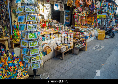 BALI, Indonesia - 16 Marzo 2016: vista del commerciale e di attività di negoziazione del mercato principale di Ubud città sull isola di Bali Indonesia Foto Stock