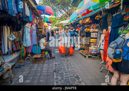 BALI, Indonesia - 16 Marzo 2016: vista del commerciale e di attività di negoziazione del mercato principale di Ubud città sull isola di Bali Indonesia Foto Stock