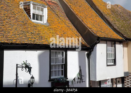HASTINGS, Regno Unito - 22 luglio 2017: XVI secolo incorniciato con travi di legno e le case medioevali in Hastings Old Town Foto Stock