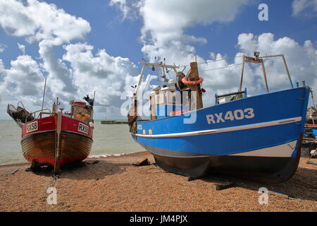 HASTINGS, Regno Unito - 22 luglio 2017: Spiaggia lanciato coloratissime barche di pescatori con un bellissimo cielo Foto Stock