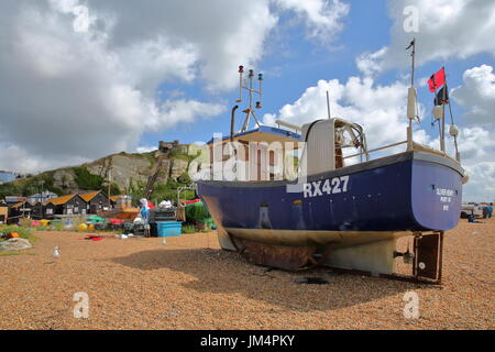 HASTINGS, Regno Unito - 22 luglio 2017: Spiaggia lanciato barche da pesca con East Hill in background Foto Stock